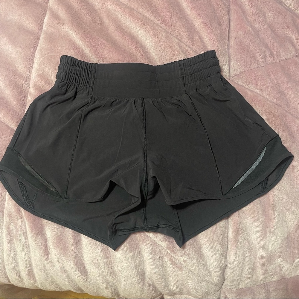 Lululemon 2.5” HR Hotty Hot Short